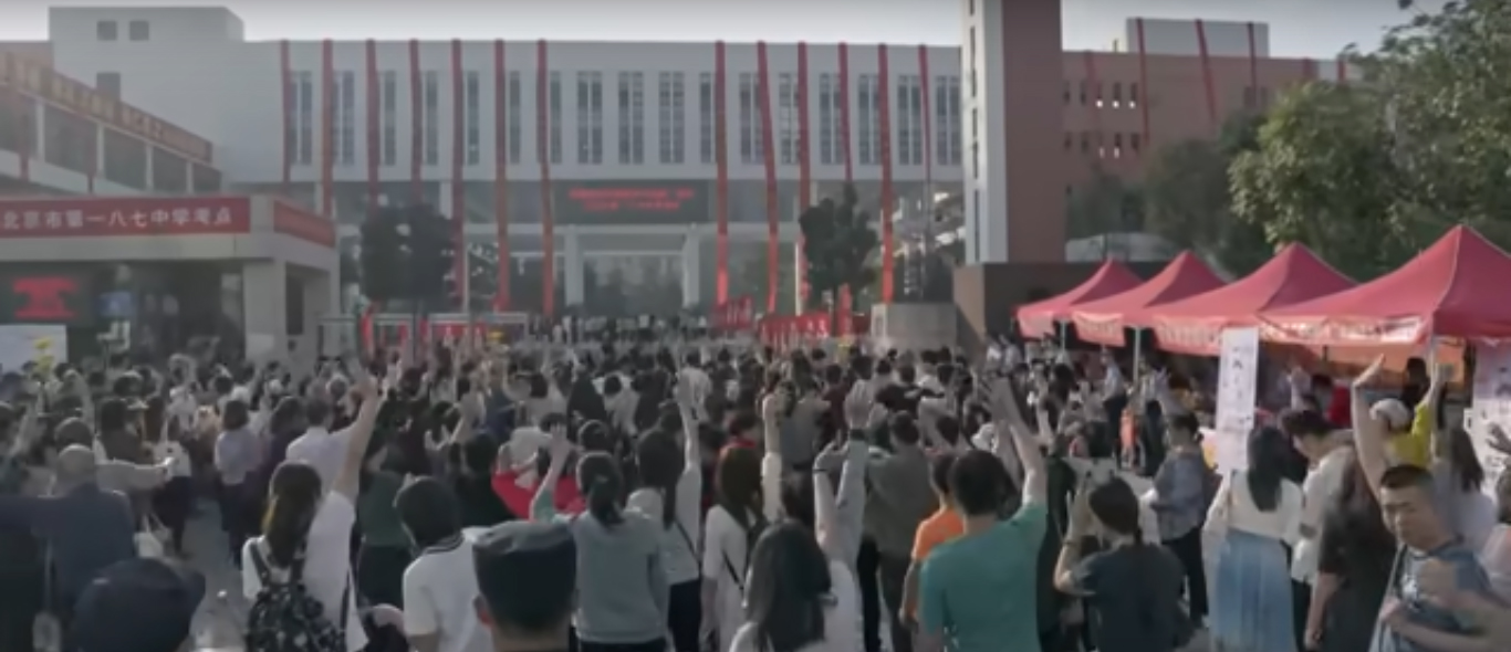 Folla di genitori all'ingresso degli studenti prima del Gao Kao ciao