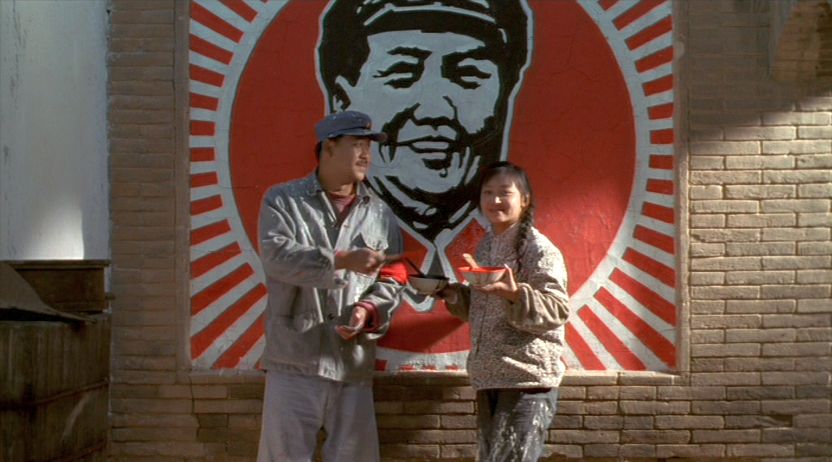 Fengxia e il marito dipingono il volto di Mao. &Egrave; il periodo della W&eacute;n g&eacute; 文革, la Rivoluzione Culturale