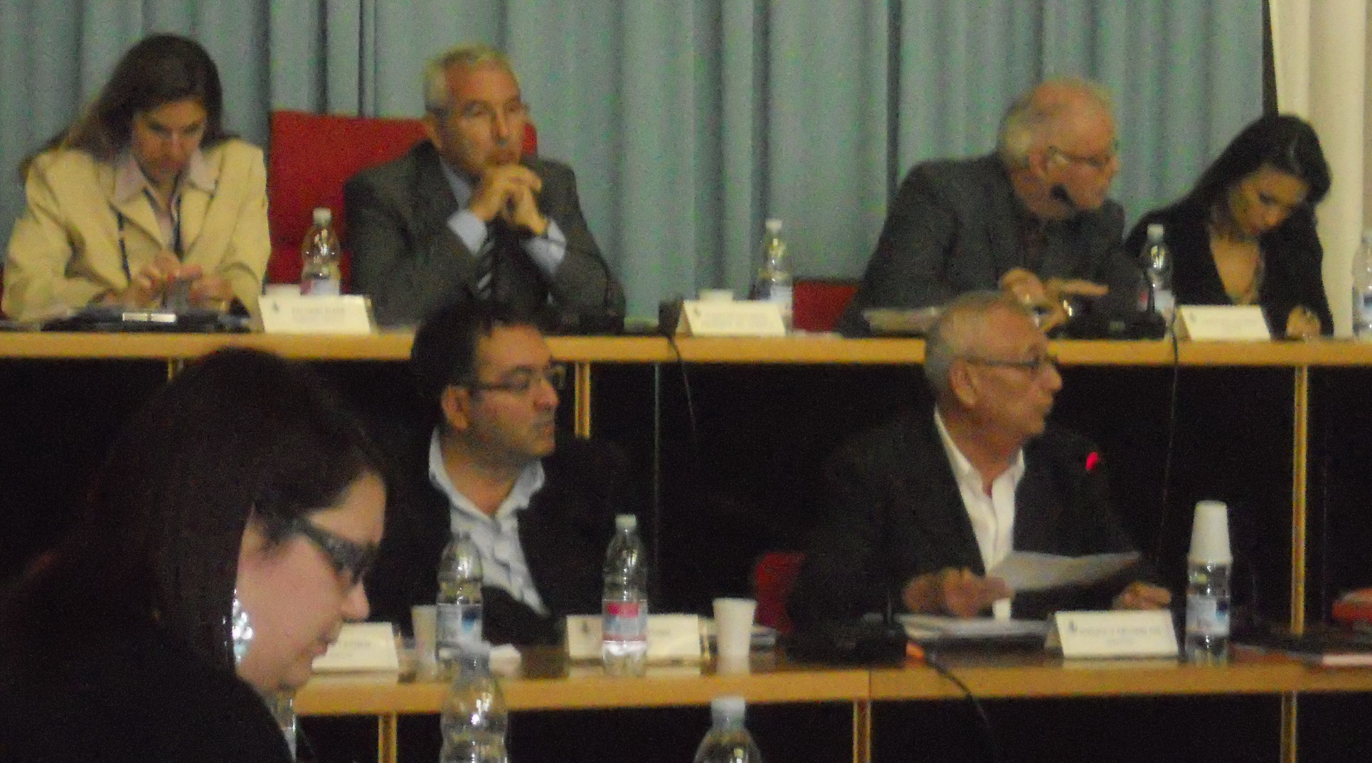 Tavolo giunta comunale: in basso a sin. il sindaco Terra
