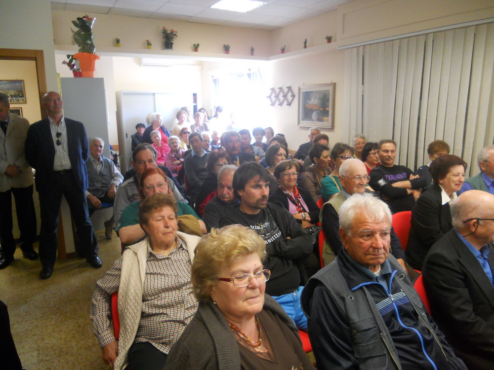 Anziani presenti all'inaugurazione