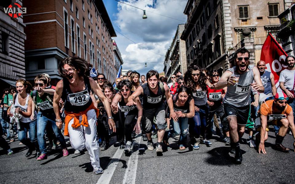 Performance ginnica e "unconventional" durante manifestazione nazionale in sostegno dei beni comuni