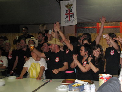 Lo staff festeggia la buona riuscita della prima festa